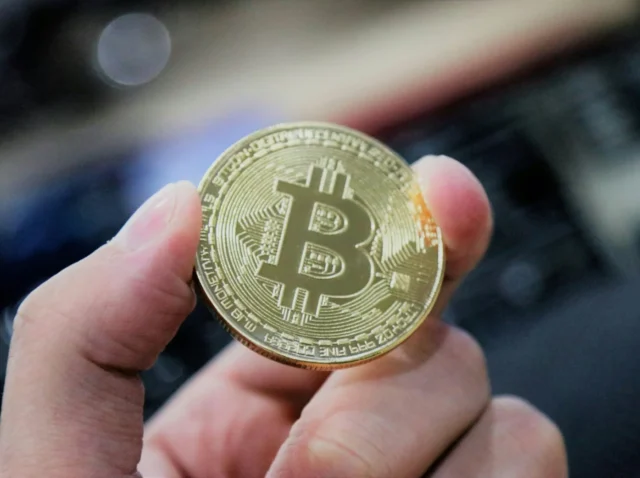 Photo by Expect Best Ako investovať do bitcoinu v roku 2025